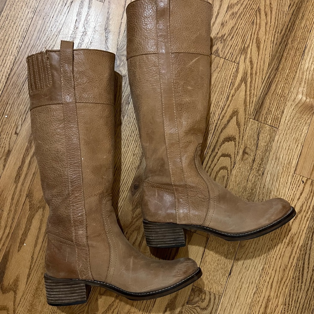 Ladies Lucky Brand boots in size 7.5/37.5.